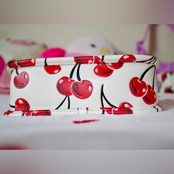 🍒 Coach Swinger Bag 20 With Cherry Print 🍒 - Picture 6 of 9